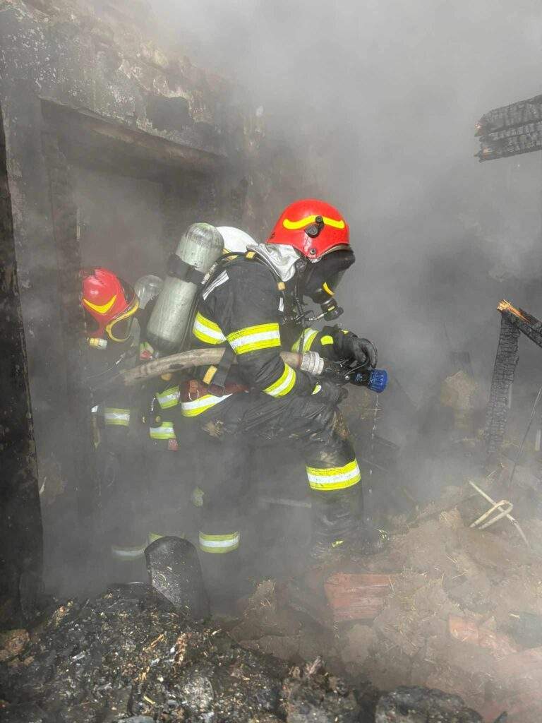 Incendiu devastator în Galoșpetreu: un bărbat și-a pierdut viața