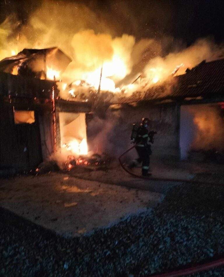 Un grajd și peste 70 de tone de fân și lucernă au ars într-un incendiu la Tileagd. Peste 6 ore de intervenție
