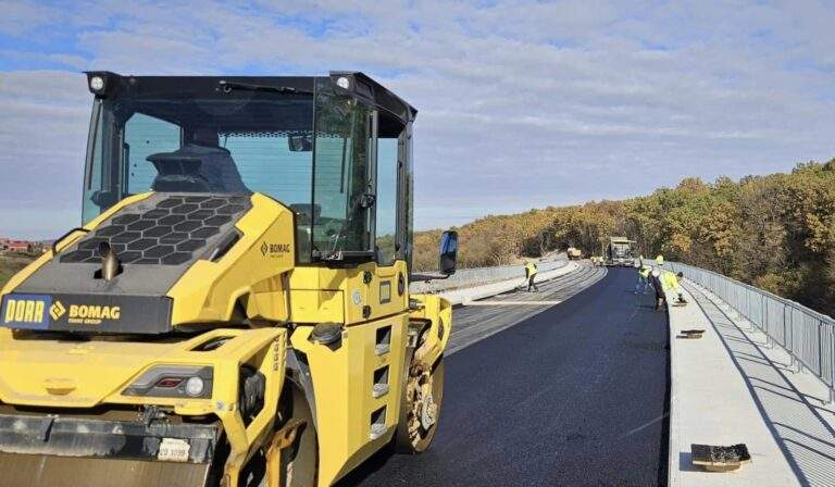Lucrările  la Inelul Metropolitan: primul strat de asfalt pe viaductul de la Betfia
