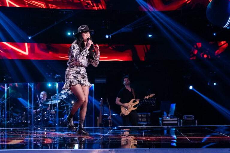 Narcisa Badea, tânăra din Salonta care a cucerit juriul la „Vocea României” cu o piesă de la AC/DC