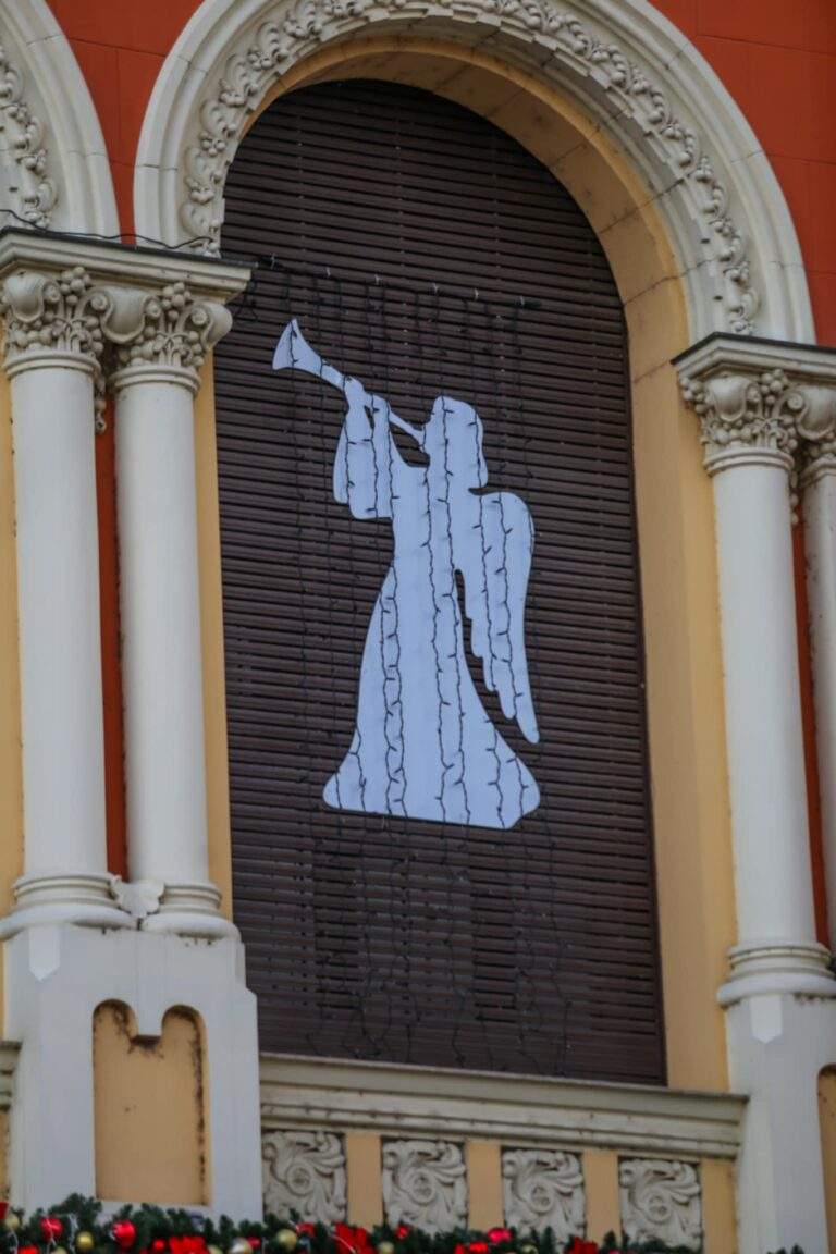 Clădirile emblematice din Oradea îmbracă straie de sărbătoare