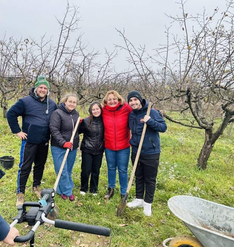 100 de pomi fructiferi au fost plantați în comuna Episcopia Bihor