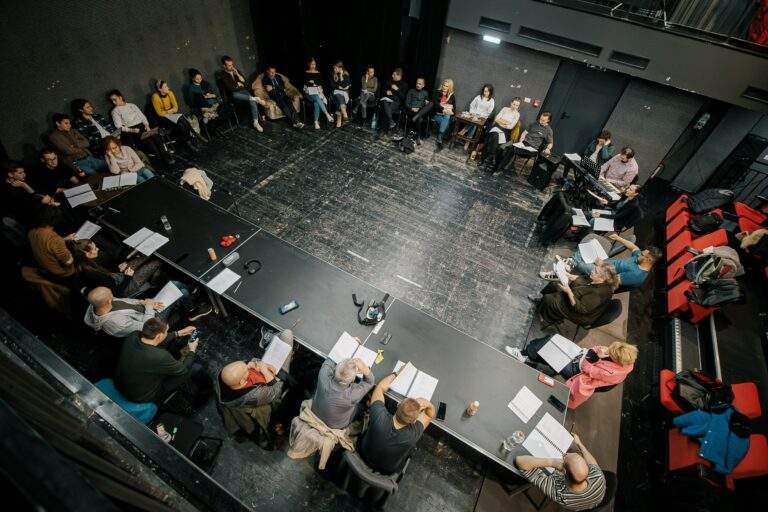 Actorii repetă pentru opereta „Victoria și-al ei husar”