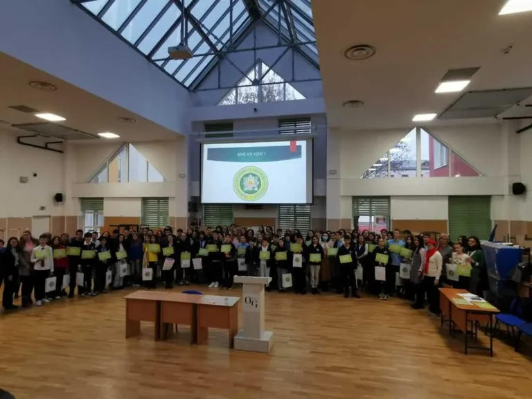 Sindicatele din învățământ strâng semnături pentru a opri măsurile care pun sistemul educațional în criză