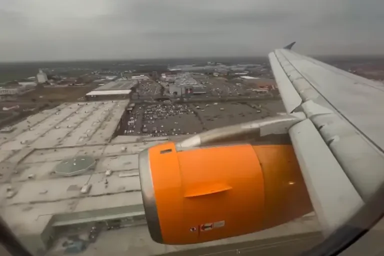 VIDEO Aterizare ratată pe Aeroportul din Oradea, cel mai probabil din cauza vântului / Avionul a aterizat ulterior fără incidente