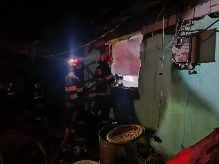 Incendiu de amploare, la o gospodărie din Beznea. Nu lăsați aparatele electrice sub tensiune!