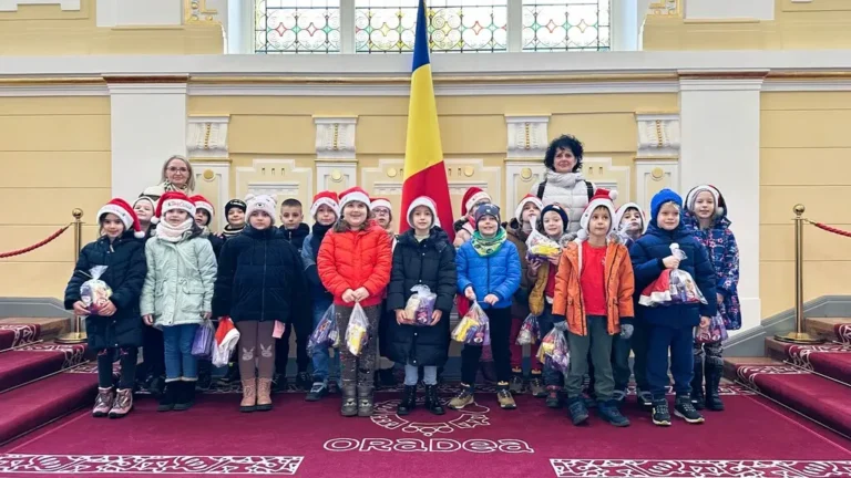 Peste 400 de copii, cu colinda la Primăria Oradea
