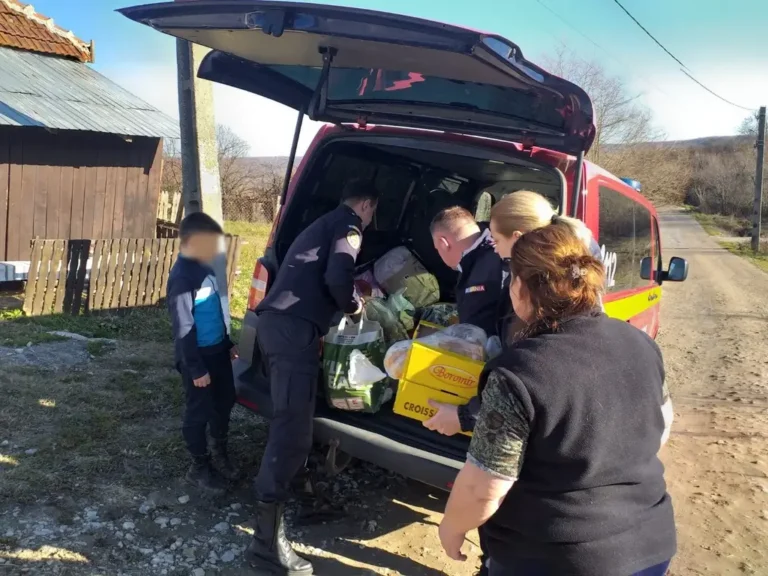 Pompierii derulează, pe parcursul lunii decembrie, acţiuni de ajutorare a persoanelor nevoiaşe şi a copiilor orfani