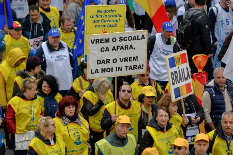 Revoltă în online după tăierile anunțate în Educație: „Grevă!” / „Să ieșim din sindicate!” / „Refuzăm participarea la examene”