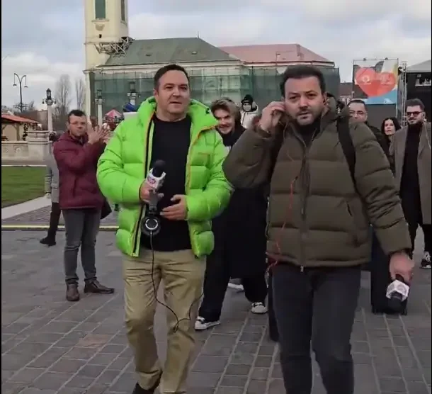 Zeci de orădeni s-au adunat în Piața Unirii pentru a saluta echipa Radio ZU. S-a dat startul programului Orașul Faptelor Bune