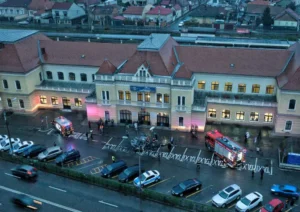 Un taxi a luat foc în fața Gării din Oradea-01 Foto: Ovi D. Pop