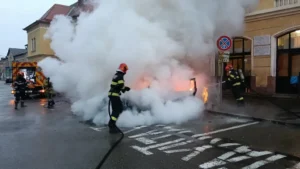 Un taxi a luat foc în fața Gării din Oradea-05 Foto: ISU Crișana