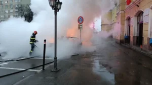 Un taxi a luat foc în fața Gării din Oradea-06 Foto: ISU Crișana