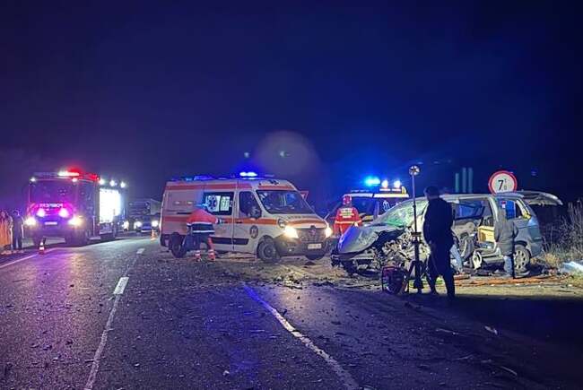 Accident grav pe DN1, între Lugașu de Jos și Urvind, între patru mașini și un TIR. Două persoane au rămas încarcerate