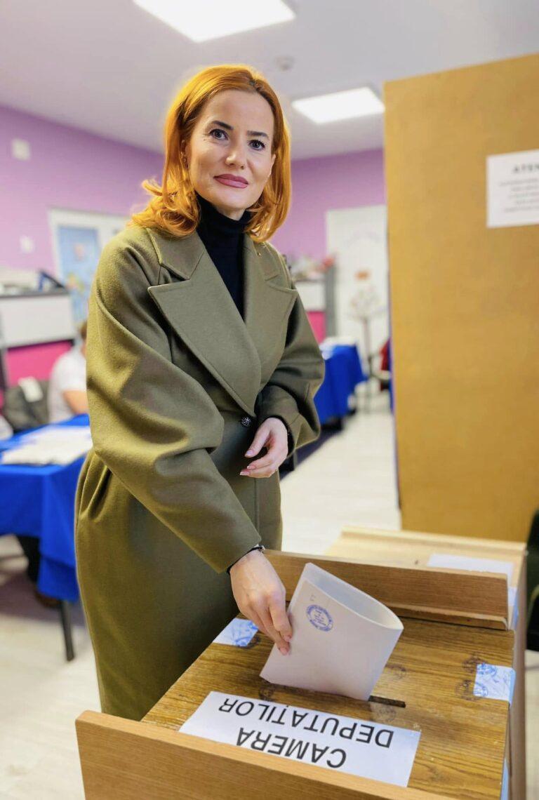 Senatoarea Arina Moș: „Am votat cu suflet, pentru o Românie în care oamenii să fie protejați,  pentru o Românie în care tinerii să-și găsească rostul în țară”