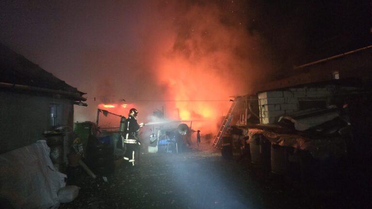 Incendiu violent la o gospodărie din Beiuș