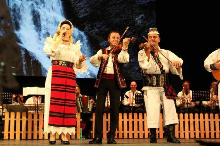„Rapsodia Bihoreană”, una dintre cele mai apreciate orchestre din țară. Povestea artiștilor care unesc România prin muzică