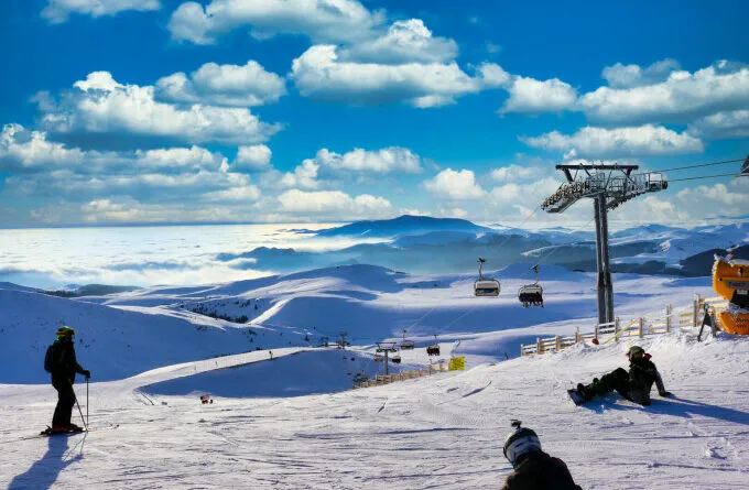 Sinaia deține unele cele mai mari și mai frumoase pârtii de schi din țară pentru iubitorii de sporturi de iarnă. Unii hotelieri se mândresc cu un grad de ocupare chiar și de 100%