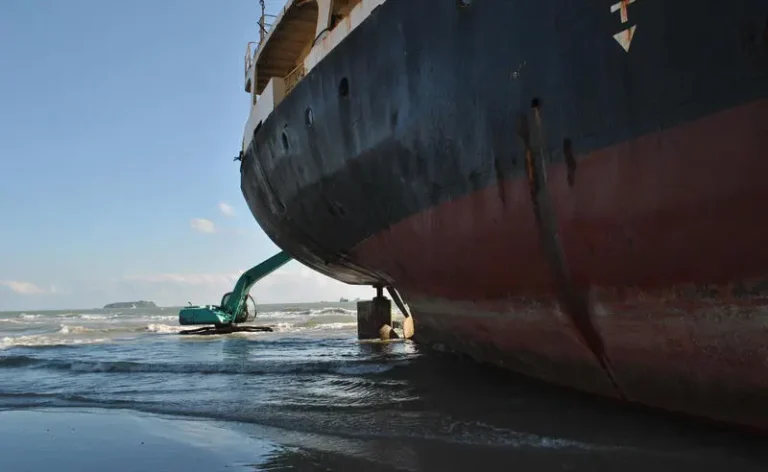 Deversări de petrol în Marea Neagră. Un petrolier rusesc s-a rupt în două, iar altul a fost avariat într-o furtună