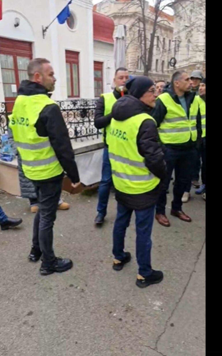 Protest spontan în fața Prefecturii Bihor. Angajați ai Penitenciarului Oradea și polițiștii au ieșit în stradă împotriva Ordonanței „austerității”