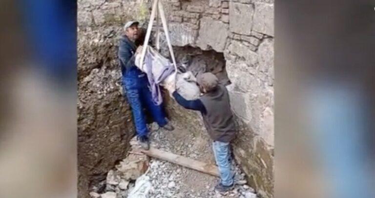 Două statui din piatră, cioplite în urmă cu peste 650 de ani, descoperite la Oradea, într-un zid