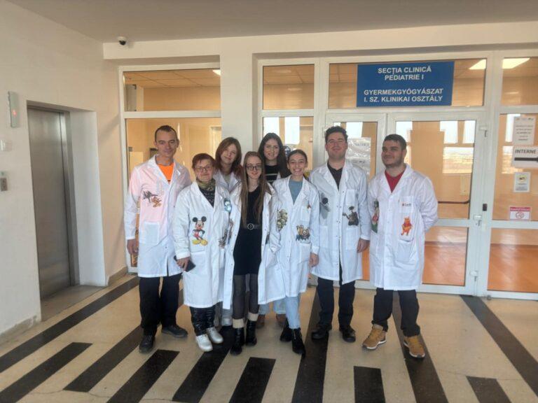 Câțiva tineri orădeni au adus zâmbete și alinare copiilor internați în spital