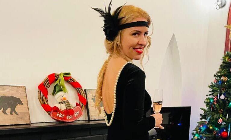 Cine este blonda care s-a răstit la Ilie Bolojan când a anunțat concedierile? Numită pe filiera PSD, conduce un Lexus, are master la Academia SRI, a fost secretar de stat și în consiliul de administrație Romatsa