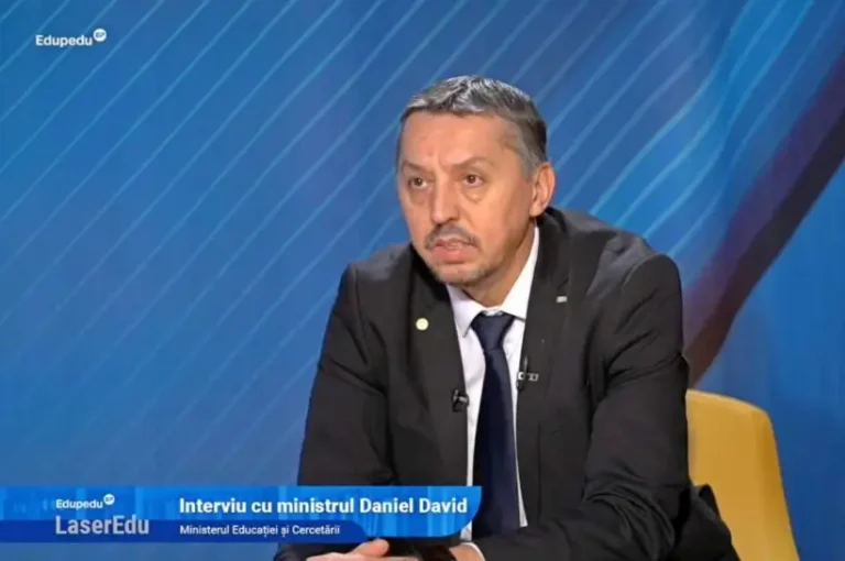 Ministrul Educației, Daniel David: Elevii de liceu vor avea manuale doar în format digital pentru unele dintre materii / Accentul va fi mutat treptat pe variantele digitalizate