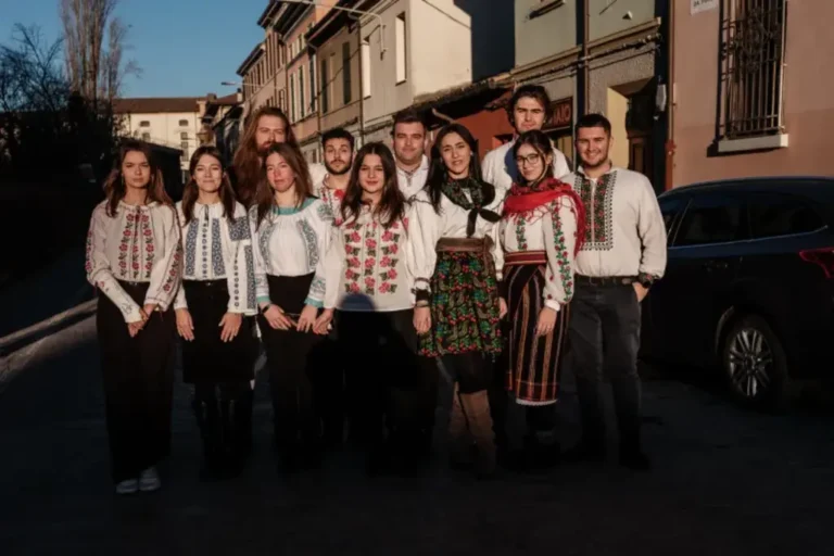 De sărbători, tinerii care au crescut în Italia colindă în română, dar vorbesc între ei în italiană: „Chiar dacă am cetățenia, n-o să mă simt niciodată italiancă. N-am avut o viață în România, dar nici aici n-am avut o viață ca un italian adevărat”