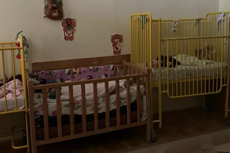 Copii încuiați pe dinafară, medicamente expirate și focar de varicelă, în centre de minori cu dizabilități