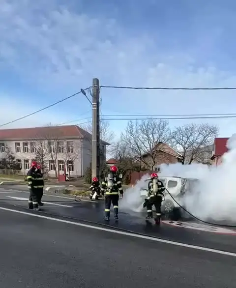 O mașină a luat foc în mers, în Nojorid