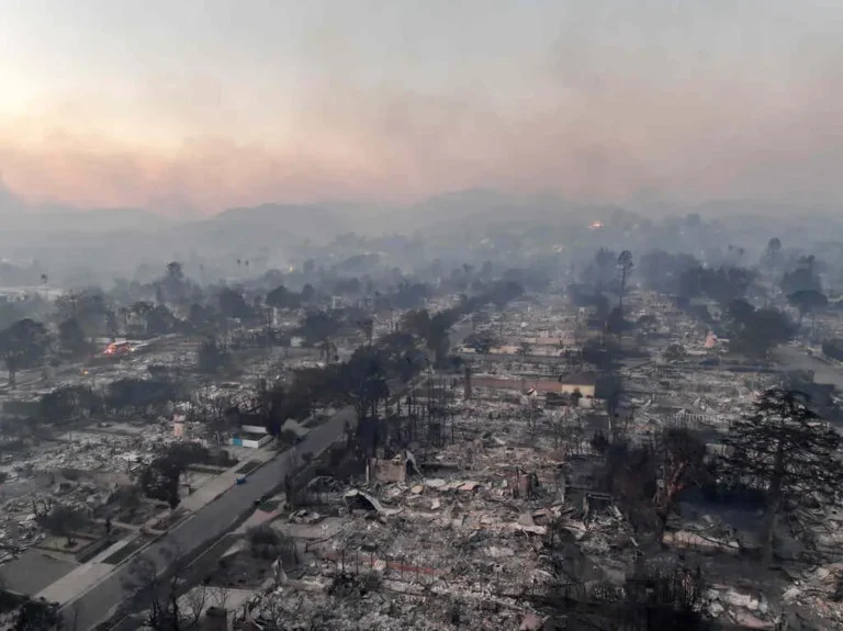 Imaginile apocaliptice ale incendiului din Los Angeles. Cinci morți, zone întregi de case mistuite de flăcări: „Ne confruntăm cu un dezastru natural istoric”