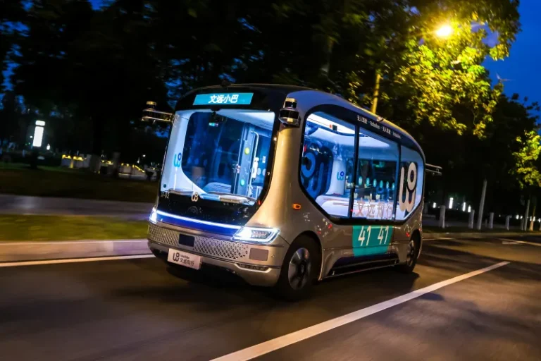 Primul aeroport din Europa care introduce un serviciu de autobuze fără șofer. Folosește vehicule autonome din China