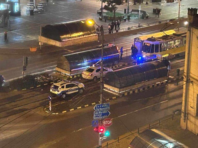 Altercație în tramvai, în zona Magazinului Crișul. Un tânăr de 15 ani, amenințat cu un obiect tăietor