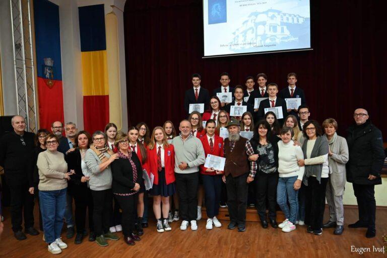 Elevii merituoși de la Liceul Greco-Catolic „Iuliu Maniu” din Oradea, sprijiniți de familii din Italia