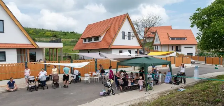 Unele case fără etaj, cu suprafaţă de cel mult 150 de metri pătraţi, ar putea să nu mai aibă nevoie de autorizaţie de construire / Ministru: „Ai proiectul, ai venit la primărie, primăria se uită dacă se încadrează, (…) se dă drumul”