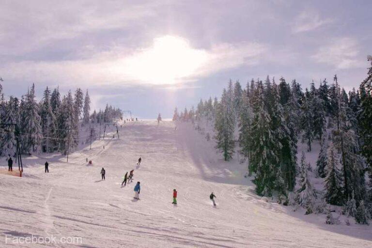 Destinația turistică unde se schiază cel mai ieftin în România: un skipass costă doar 80 de lei și cazările încep de la 100 de lei pe noapte