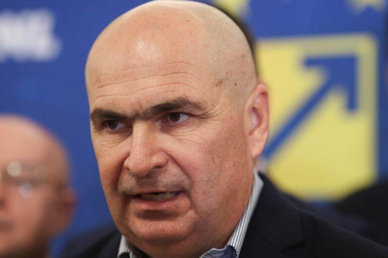 Ilie Bolojan anunță aproape 200 de concedieri la Senat și reducerea numărului de mașini și a cotei de combustibil. „Reducem sinecurile, din 796 de posturi vom rămâne cu 618 posturi / În instituții există prime aberante, precum primă de ziua ASF”