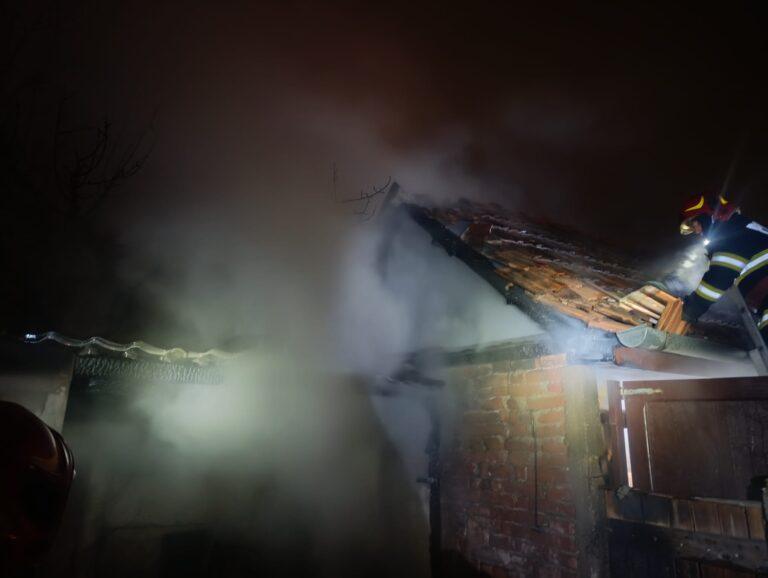 Incendii provocate de afumători improvizate, în două localități din Bihor