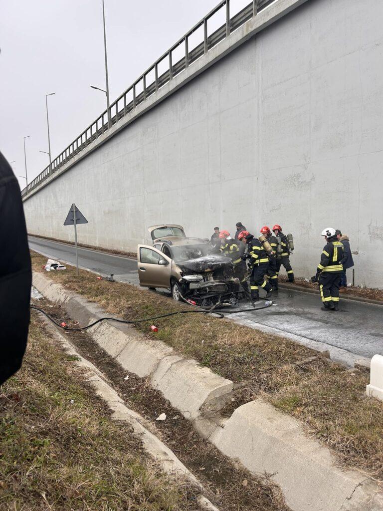O mașină a luat foc pe centura Oradiei, în zona Pieței 100, după o tamponare