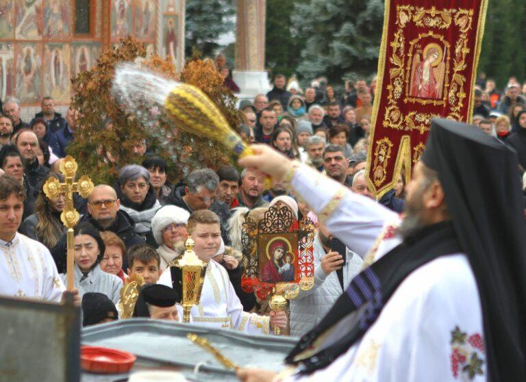 Sfințirea Agheasmei Mari la Mănăstirea Sfintei Cruci și la bisericile din Oradea. Oamenii s-au înghesuit la apă sfințită
