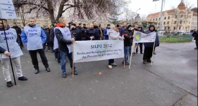 Protest în fața Prefecturii Bihor. Peste 250 de polițiști bihoreni cer renunțarea la tăierile salariale