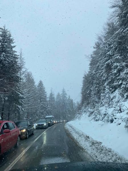Blocaj în trafic spre Vârtop. Aglomerație și condiții meteo severe în zona montană din Bihor