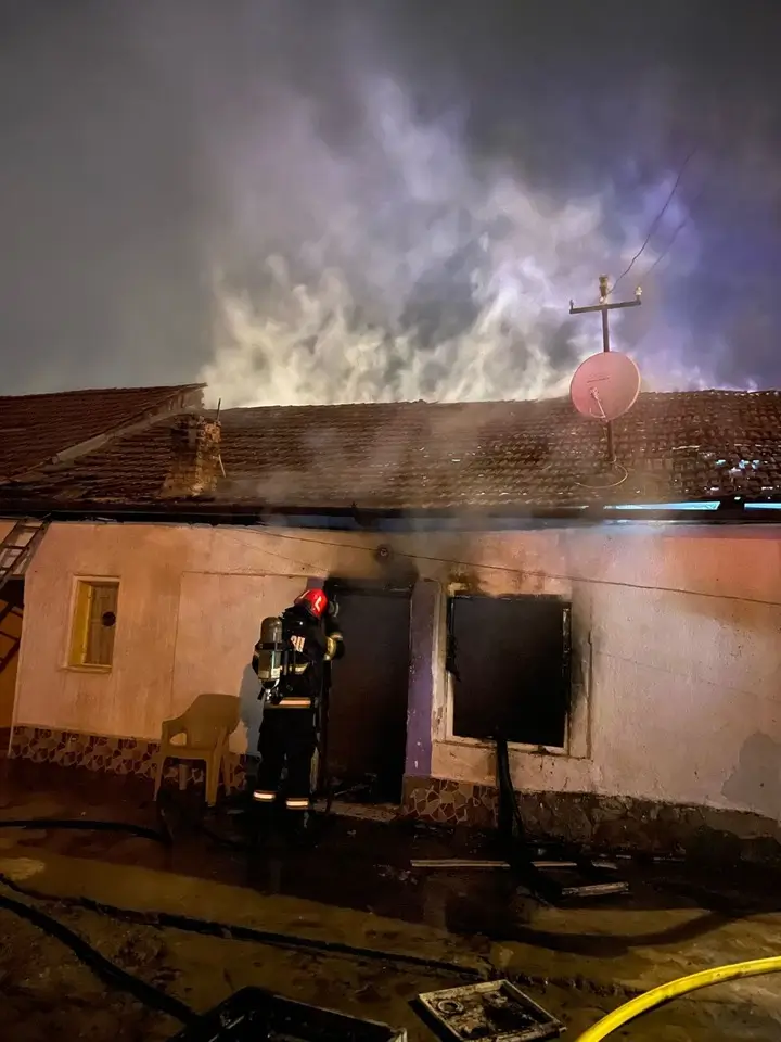 Un septuagenar a ajuns la spital în urma unui incendiu izbucnit la o casă din Oradea
