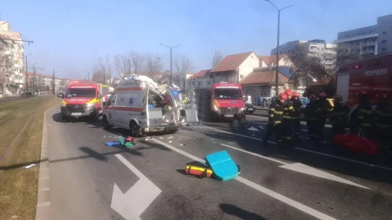 O ambulanță aflată în misiune, implicată într-un grav accident. Patru victime, între care un ambulanțier, o asistentă și un pacient (VIDEO)
