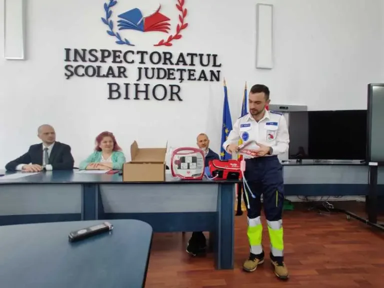 Oradea, primul oraș din țară cu defibrilatoare automate în școli; au fost achiziționate printr-o donație
