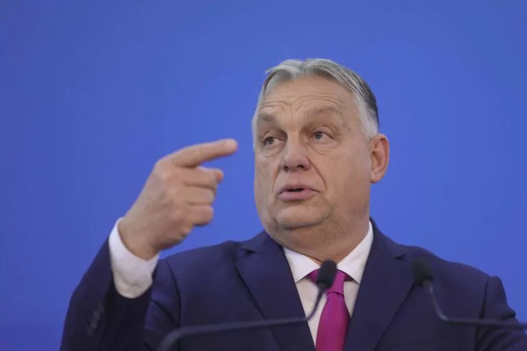 Premierul ungar Viktor Orban declară că preferă să plătească o amendă de un milion de euro pe zi decât să accepte migranţi