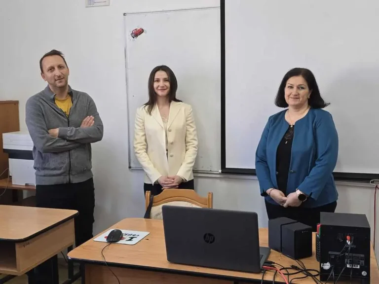 Arc peste timp. Foștii absolvenți, în vizită la Liceul Teoretic „Aurel Lazăr”