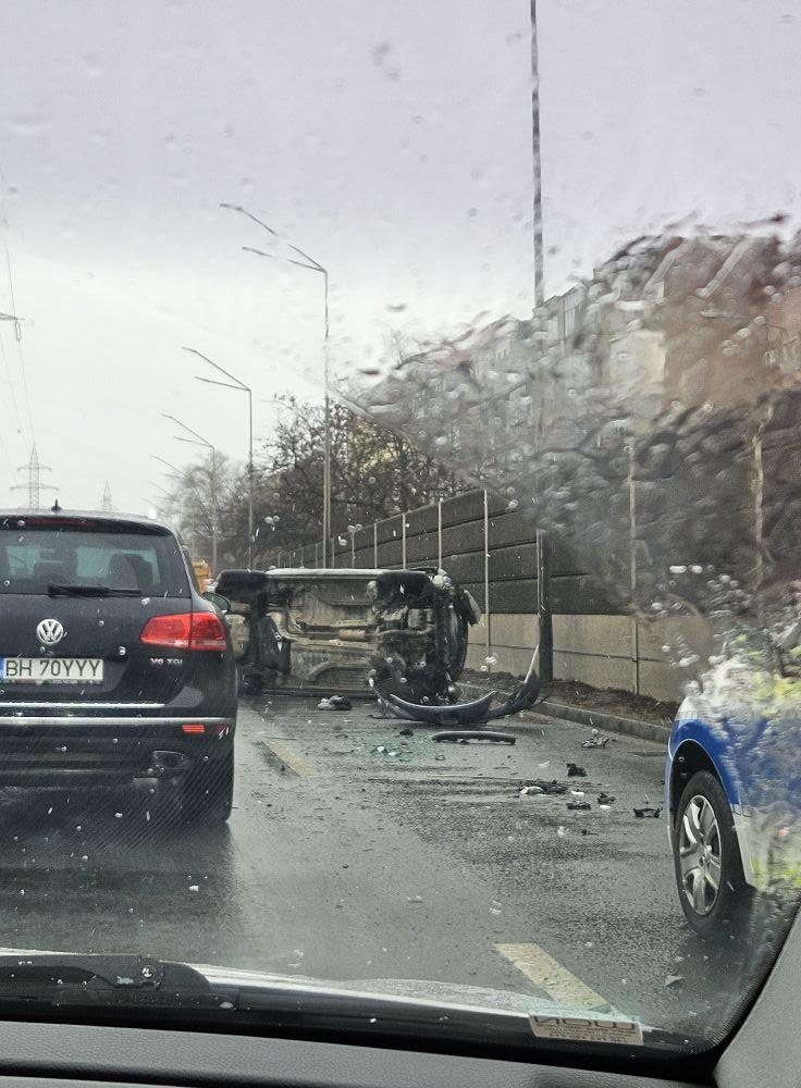 O mașină s-a răsturnat în zona Podului CFR Oradea