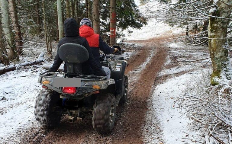 Doi soți din Bihor, la spital după ce s-au răsturnat cu ATV-ul în pădurea din Brusturi